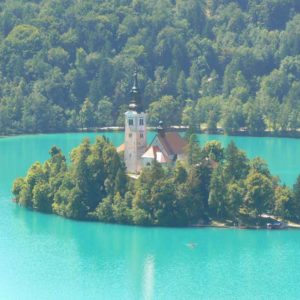 Do Albanii 2009 - Słowenia, kościół na wyspie w Bled