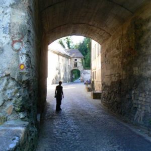 Do Albanii 2009 - Słowenia, przejazd pod zamkiem Bistra