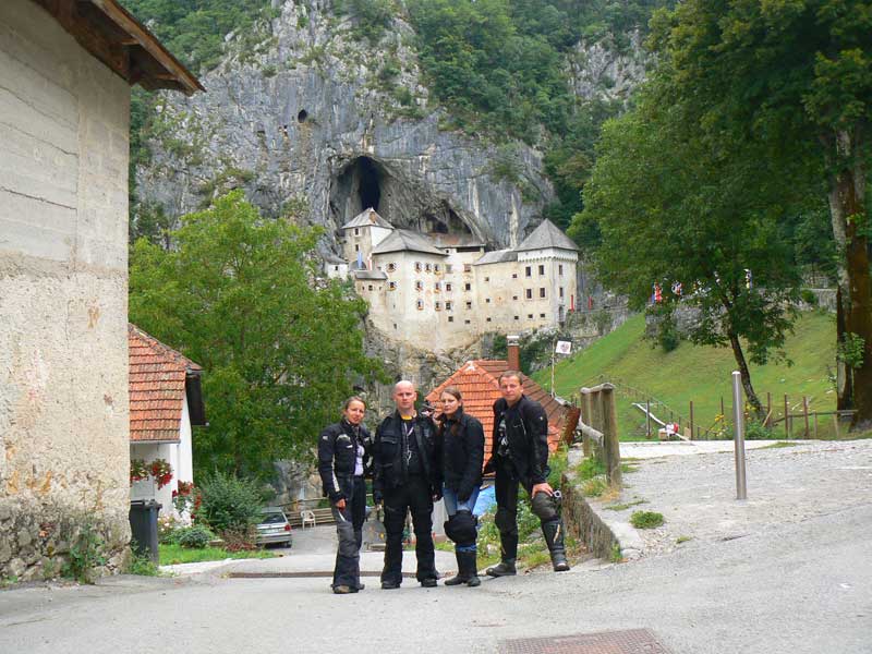Do Albanii 2009 - Słowenia, zamek Predjama