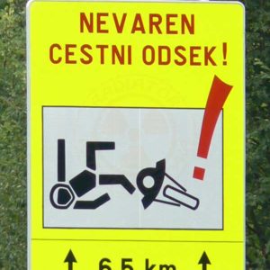 Do Albanii 2009 - znak ostrzegawczy dla motocyklistów w Słowenii