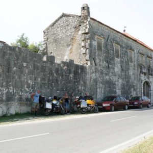 Do Albanii 2009 - średniowieczny zamek Vrana w Chorwacji