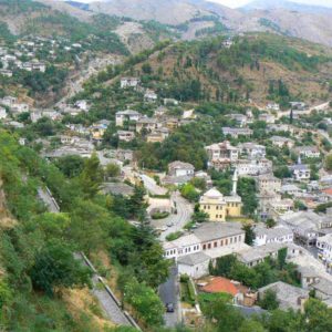 Do Albanii 2009 - Gjirokastra, miasto białych dachów w Albanii