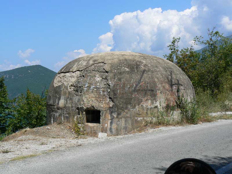 Do Albanii 2009 - macedoński bunkier przy wjeździe z Albanii