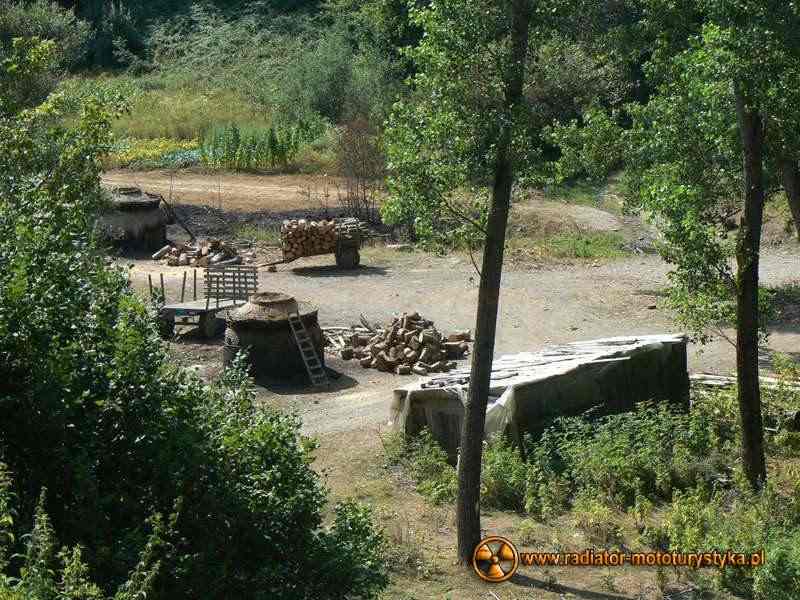 Wyprawa motocyklowa – Bułgarski Bastion Komunizmu - wypalanie węgla drzewnego