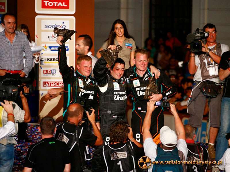 Dakar 2014 - - na zdjęciu od lewej - Tom Colsoul (Belgia), Darek Rodewald (Polska), Gerard De Rooy (Holandia), fot. dakar.com