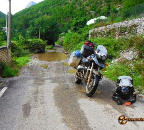 Radość okazywana po przejechaniu pętli Theth w Albanii - do kraju śmieci, mercedesów, bunkrów i klaksonów