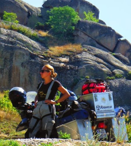 Monastyr Zlatovrv, pod monastyrem - do kraju śmieci, mercedesów, bunkrów i klaksonów