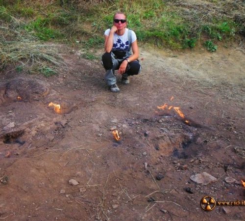 Płonąca ziemia w Focul Viu w Rumunii - do kraju śmieci, mercedesów, bunkrów i klaksonów