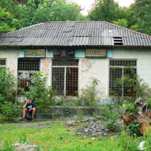 Gruzja motocyklowo 2010 – wyprawa na magiczne Zakaukazie - pozostałości po przeszłości (magazyn=sklep)