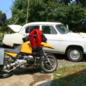 Gruzja motocyklowo 2010 – wyprawa na magiczne Zakaukazie - suszenie ubrań w otoczeniu zabytkowej wołgi