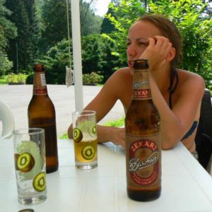 Gruzja motocyklowo 2010 – wyprawa na magiczne Zakaukazie - piwo Zekari z napisem po gruzińsku