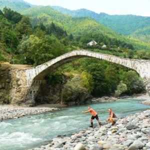 Gruzja motocyklowo 2010 – wyprawa na magiczne Zakaukazie - zabytkowy most Dandalo