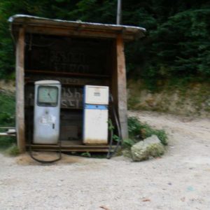 Gruzja motocyklowo 2010 – wyprawa na magiczne Zakaukazie - archaiczna stacja benzynowa