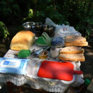 Gruzja motocyklowo 2010 – wyprawa na magiczne Zakaukazie - śniadanie pod twierdzą Chertwisi