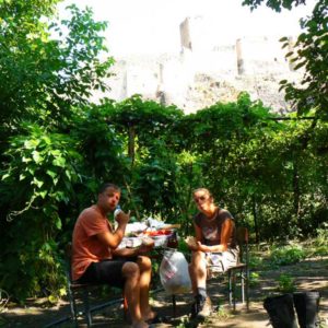 Gruzja motocyklowo 2010 – wyprawa na magiczne Zakaukazie - Wiórek, Głazio podczas śniadania pod twierdzą Chertwisi