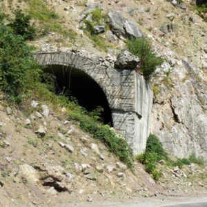 Gruzja motocyklowo 2010 – wyprawa na magiczne Zakaukazie - Gruzja - zasypany tunel przy Gruzińskiej Drodze Wojennej