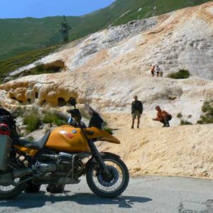 Gruzja motocyklowo 2010 – wyprawa na magiczne Zakaukazie - Gruzja - wodospad z naturalnie gazowaną wodą przy Gruzińskiej Drodze Wojennej