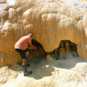 Gruzja motocyklowo 2010 – wyprawa na magiczne Zakaukazie - Gruzja - wodospad z naturalnie gazowaną wodą przy Gruzińskiej Drodze Wojennej