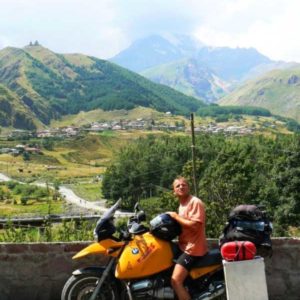 Gruzja motocyklowo 2010 – wyprawa na magiczne Zakaukazie - Gruzja - widok na Tsminda Sameba i górę Kazbek