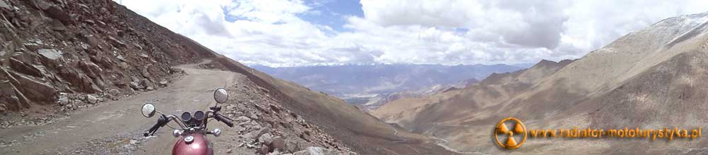 Przełęcz Khardung La (5380 m.n.p.m.) z widokiem na miejscowość Nubra - Himalaje - Indie 2011