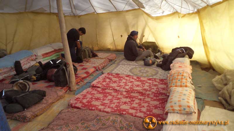 Zbiorowe spanie w przydrożnych namiotach w miejscowości Pang - trasa Leh-Manali - Himalaje - Indie 2011