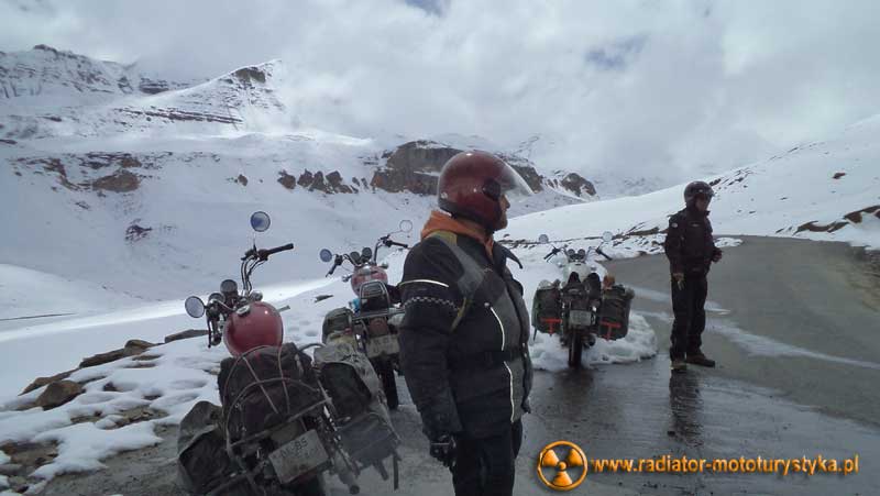 Droga na Przełęcz Changla na drodze Leh-Manali - Himalaje - Indie 2011