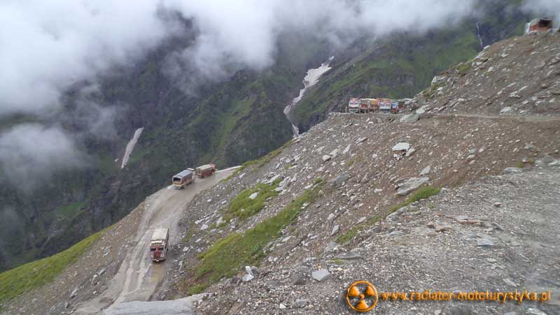 Dolina w Himalajach na drodze Leh-Manali - Indie 2011