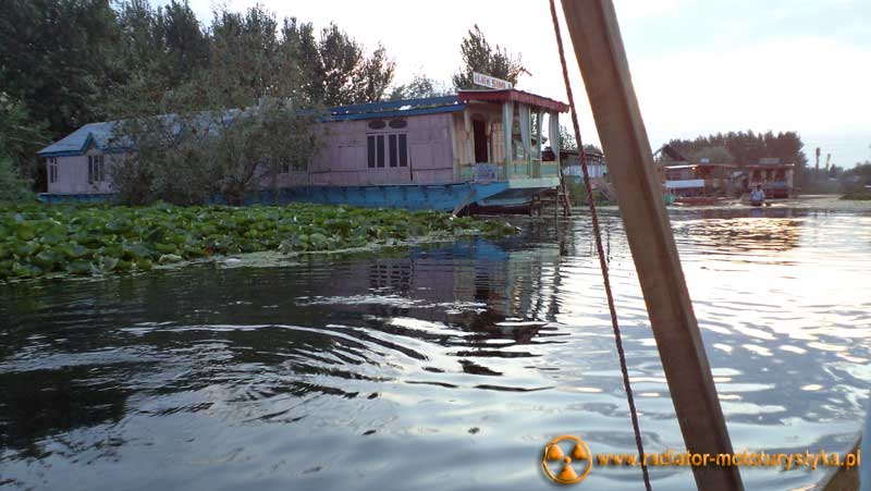 Kaszmir - pływające domy w Srinagar - Himalaje - Indie 2011