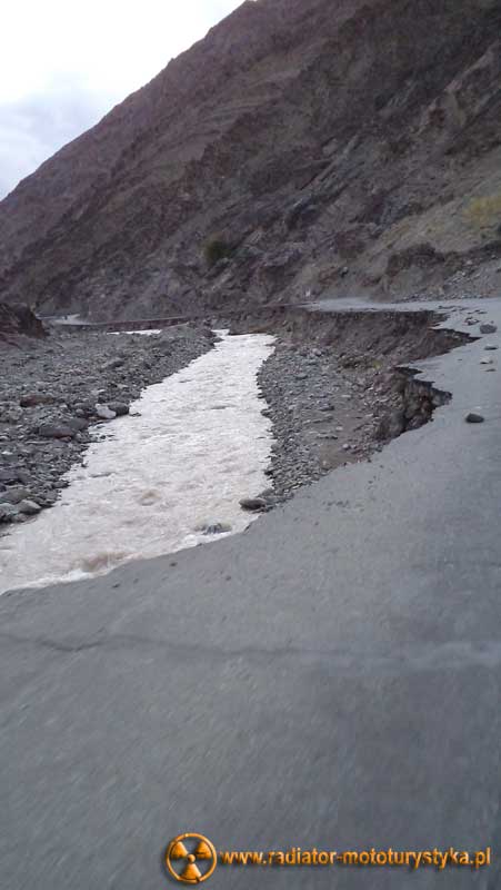 Tak rwące strumienie niszczą drogi w Himalajach. Droga Leh-Manali - Indie 2011