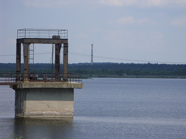 Nieczynna kopalnia siarki na Ukrainie - komin - Dwa enduro na połoninach - Zakarpacie 2010