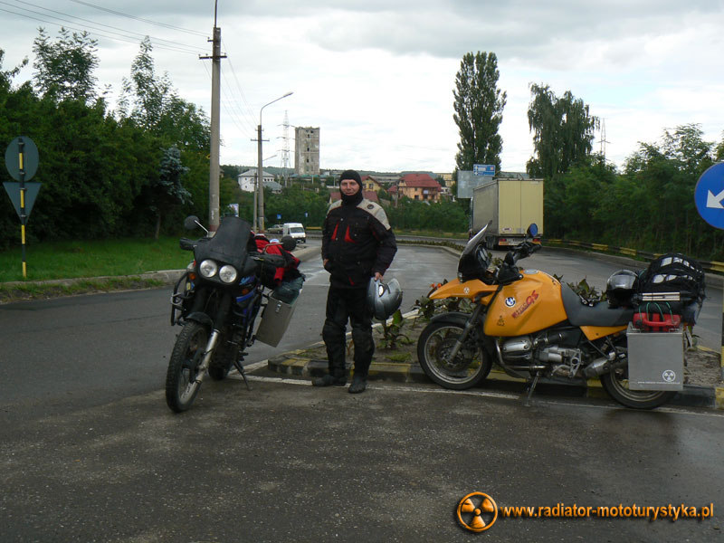 Wyprawa motocyklowa. Gruzja - Swanetia 2011. Rumunia - pierwszy dzwon - Mietek powstał ale jego stelaż od kufrów był już przetrącony do końca wyjazdu