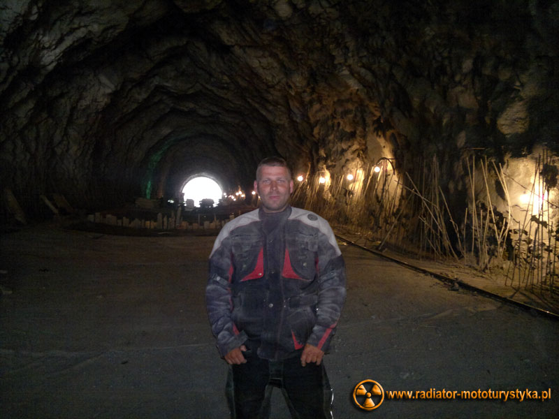 Gruzja - Swanetia - prace budowlane na trasie Zugdidi - Mestia. Mietek w jednym z budowanych tuneli.