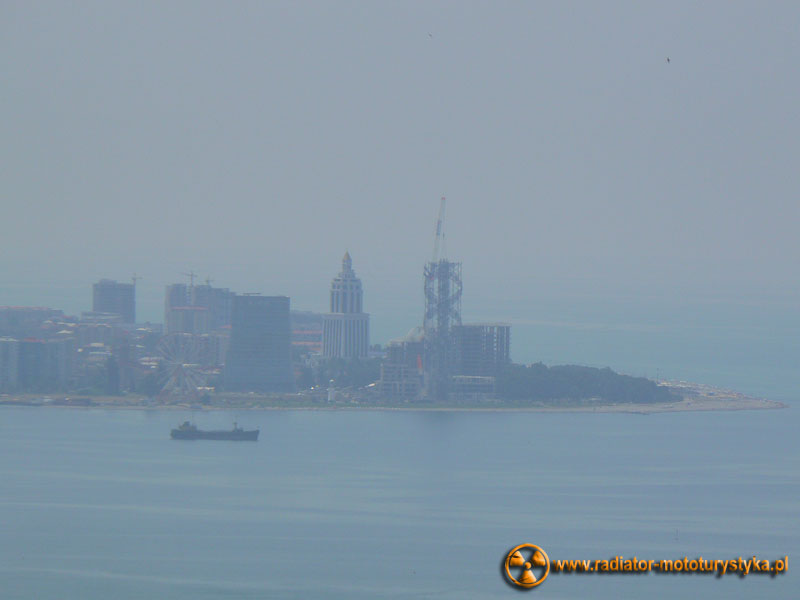Gruzja - Makhinjauri - widok na Batumi. Na zdjęciu widoczna wilgotność powietrza.